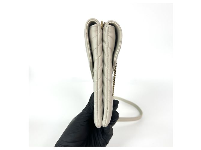 Autre Marque Porte-téléphone Saint Laurent Classic Monogram en cuir embossé crocodile Beige - vue 4