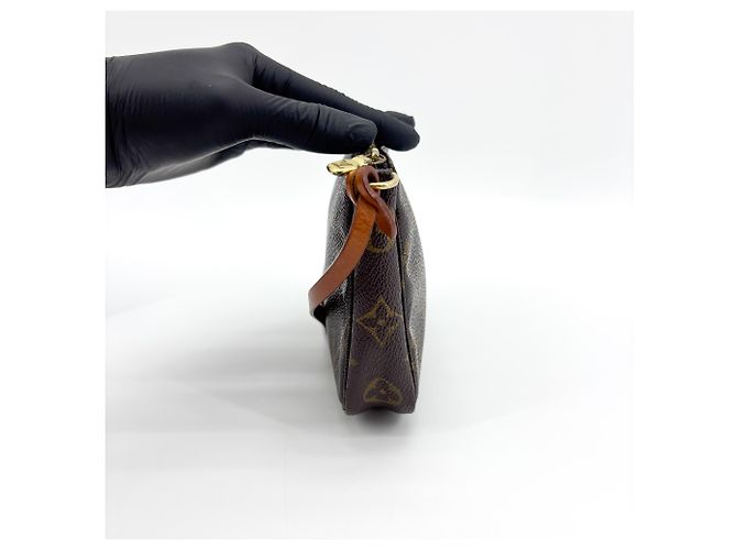 Louis Vuitton Pochette Accessoires Monogram Canvas Medium Marrom - vista 3