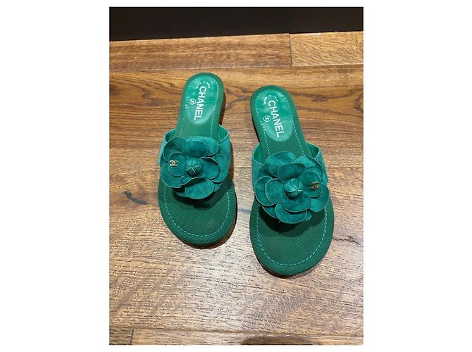 Chanel Sandali Thong Camelia in Camoscio Verde - vista 10