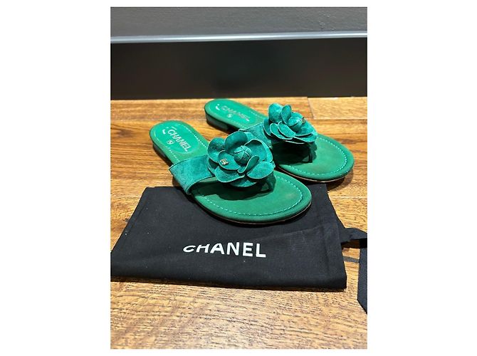 Chanel Sandali Thong Camelia in Camoscio Verde - vista 11