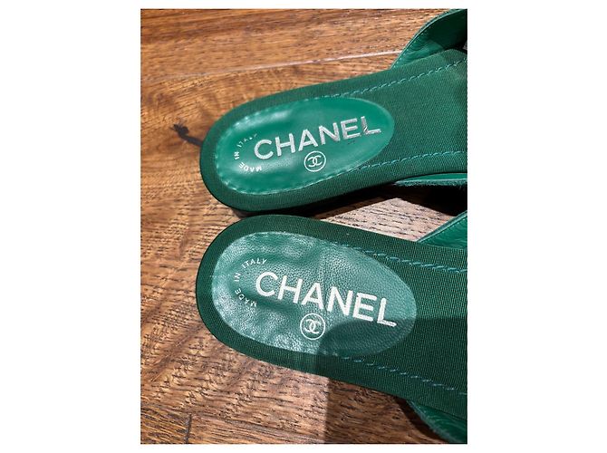 Chanel Sandali Thong Camelia in Camoscio Verde - vista 4