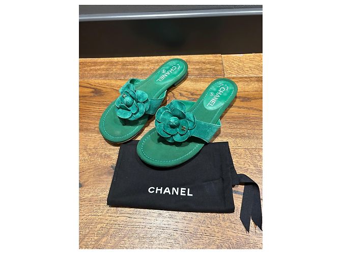 Chanel Sandali Thong Camelia in Camoscio Verde - vista 5