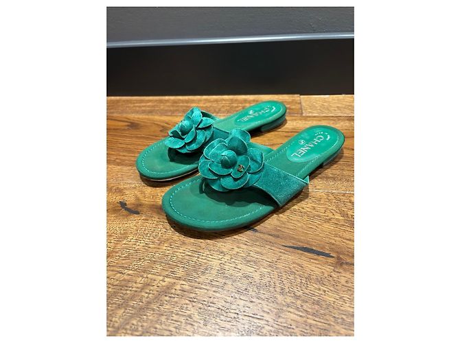 Chanel Sandali Thong Camelia in Camoscio Verde - vista 7