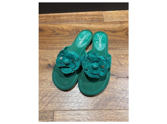 Chanel Sandali Thong Camelia in Camoscio Verde - vista 9