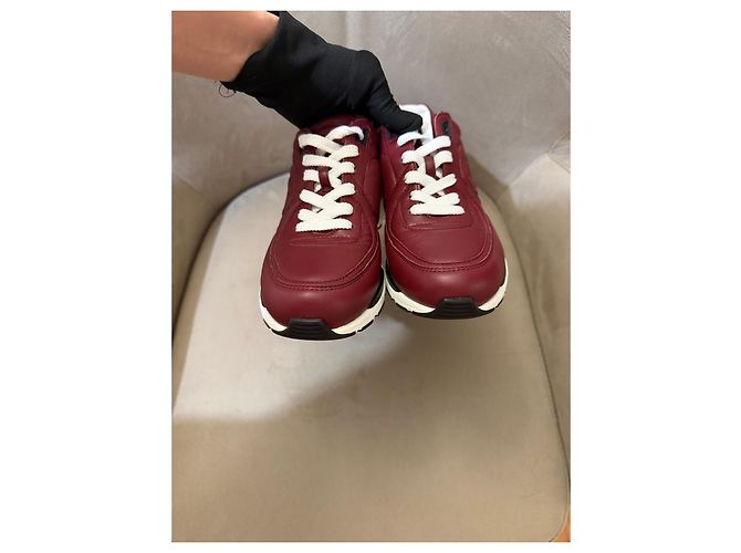 Chanel Sneakers in pelle bordeaux con logo CC Rosso - vista 10