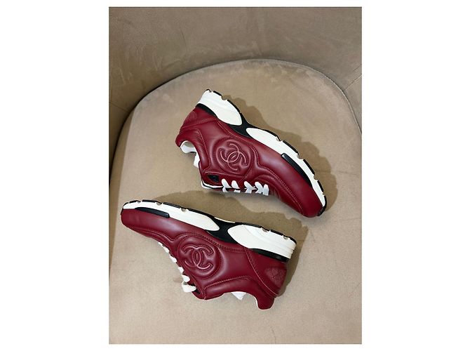 Chanel Sneakers in pelle bordeaux con logo CC Rosso - vista 11