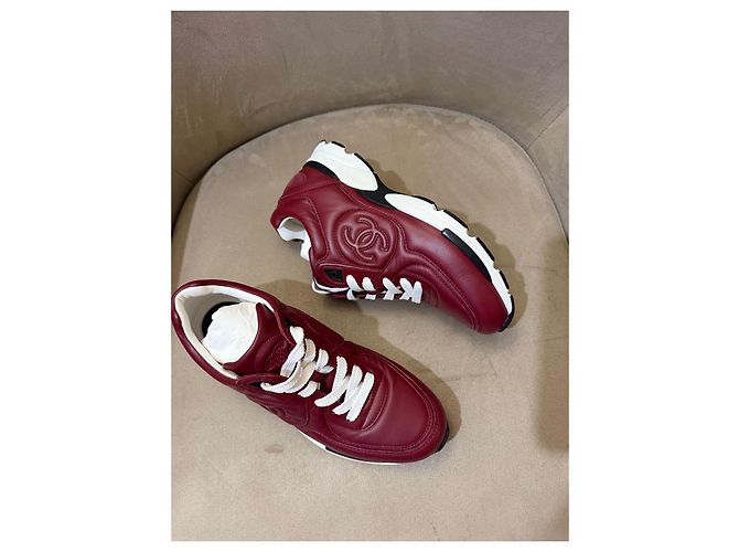 Chanel Sneakers in pelle bordeaux con logo CC Rosso - vista 12