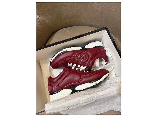 Chanel Sneakers in pelle bordeaux con logo CC Rosso - vista 2