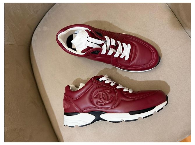 Chanel Sneakers in pelle bordeaux con logo CC Rosso - vista 3