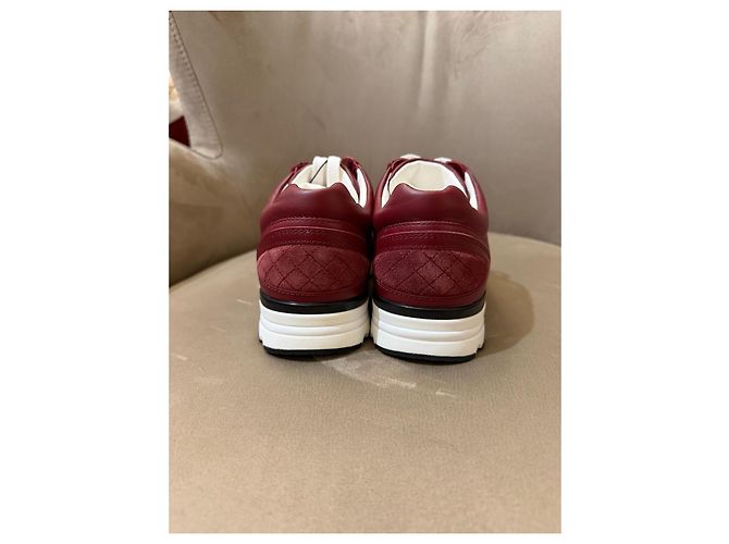 Chanel Sneakers in pelle bordeaux con logo CC Rosso - vista 4