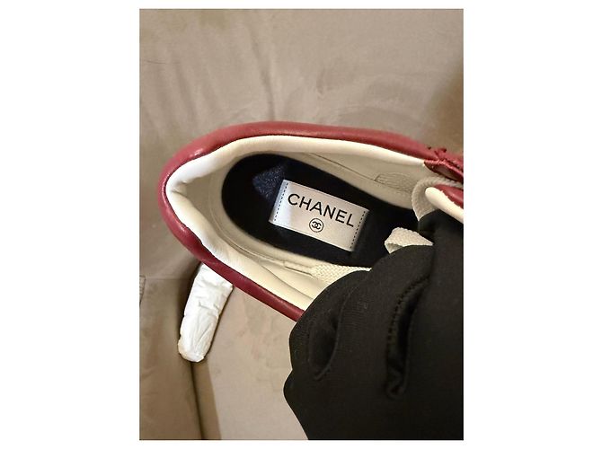 Chanel Sneakers in pelle bordeaux con logo CC Rosso - vista 5