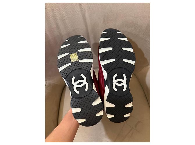 Chanel Sneakers in pelle bordeaux con logo CC Rosso - vista 7