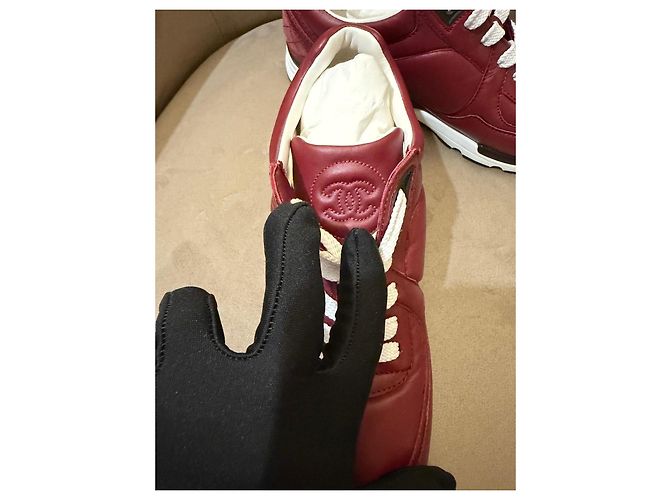 Chanel Sneakers in pelle bordeaux con logo CC Rosso - vista 8