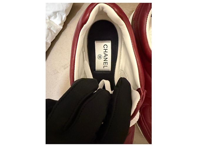 Chanel Sneakers in pelle bordeaux con logo CC Rosso - vista 9
