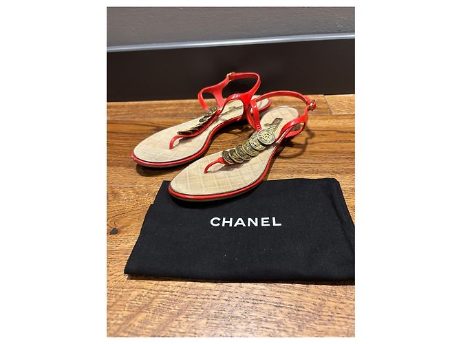 Sandali Thong Chanel in Pelle Verniciata Rossa a Monete Rosso - vista 10
