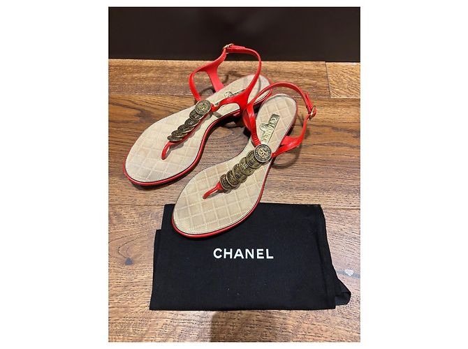 Sandali Thong Chanel in Pelle Verniciata Rossa a Monete Rosso - vista 12