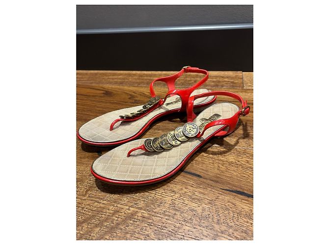 Sandali Thong Chanel in Pelle Verniciata Rossa a Monete Rosso - vista 13