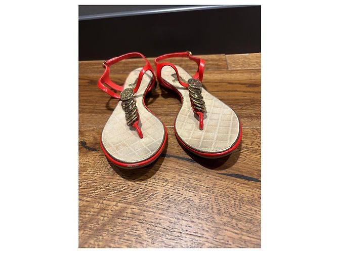 Sandali Thong Chanel in Pelle Verniciata Rossa a Monete Rosso - vista 14