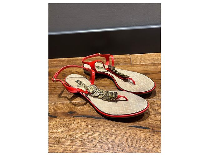 Sandali Thong Chanel in Pelle Verniciata Rossa a Monete Rosso - vista 4