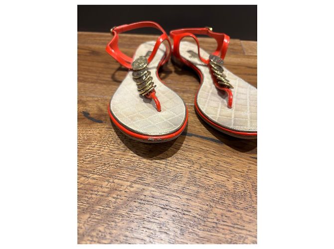 Sandali Thong Chanel in Pelle Verniciata Rossa a Monete Rosso - vista 5