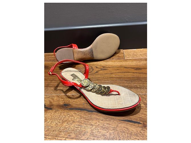 Sandali Thong Chanel in Pelle Verniciata Rossa a Monete Rosso - vista 6