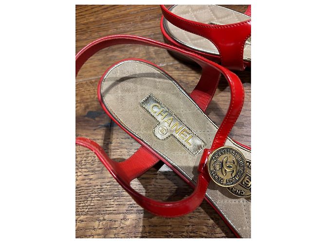 Sandali Thong Chanel in Pelle Verniciata Rossa a Monete Rosso - vista 7