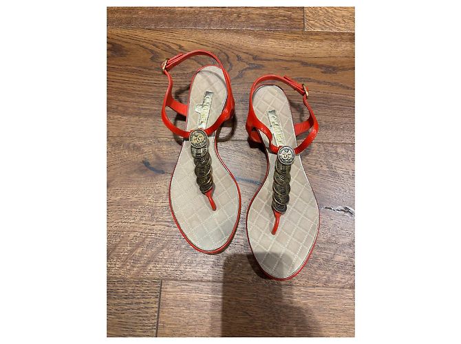 Sandali Thong Chanel in Pelle Verniciata Rossa a Monete Rosso - vista 8