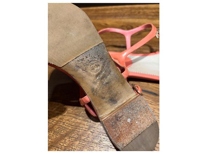 Chanel Sandali Thong in Pelle Verniciata Corallo Logo CC - vista 11