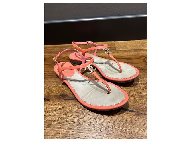 Chanel Sandali Thong in Pelle Verniciata Corallo Logo CC - vista 2