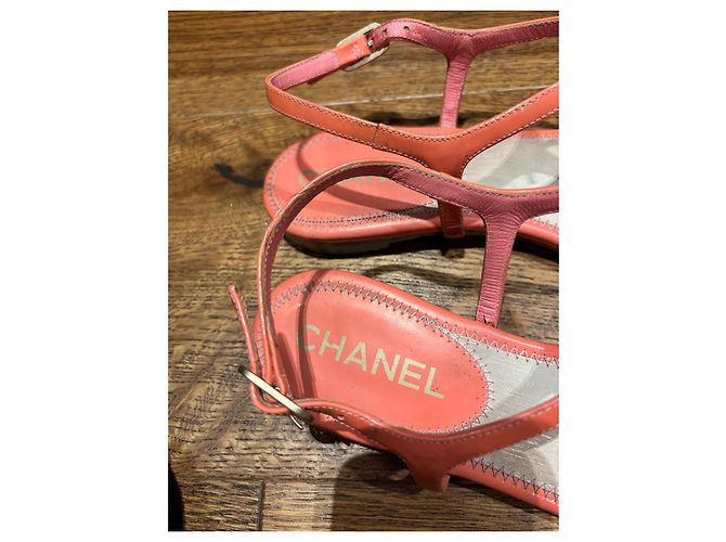 Chanel Sandali Thong in Pelle Verniciata Corallo Logo CC - vista 4
