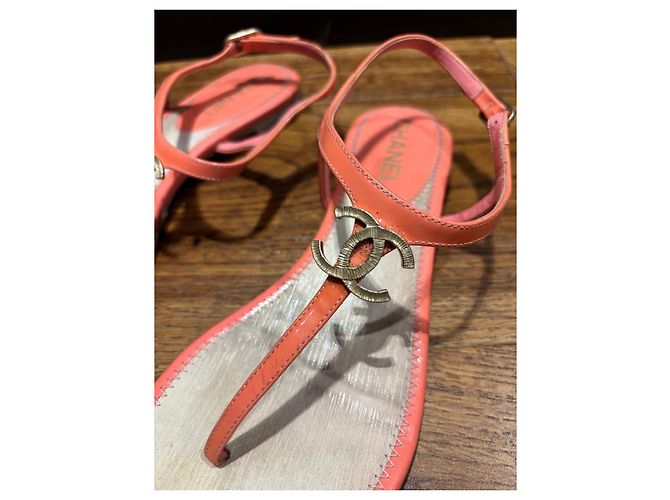 Chanel Sandali Thong in Pelle Verniciata Corallo Logo CC - vista 5