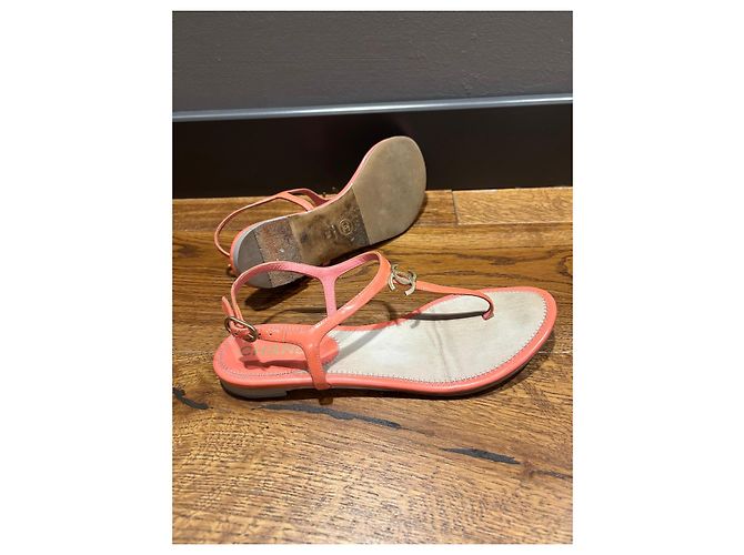 Chanel Sandali Thong in Pelle Verniciata Corallo Logo CC - vista 9