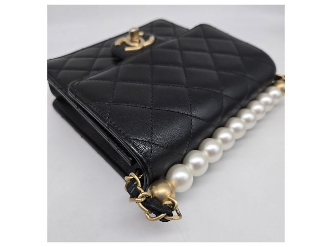 Clutch de aba Chanel Chic Pearls com corrente em pele de cordeiro acolchoada Mini Preto - vista 7