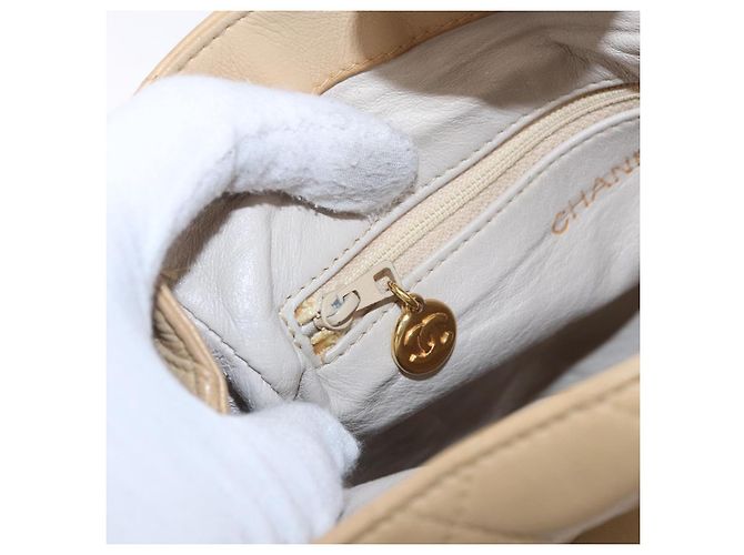 Borsa a tracolla CHANEL Matelasse in pelle d'agnello beige con CC dorato Auth 200437A D'oro - vista 22