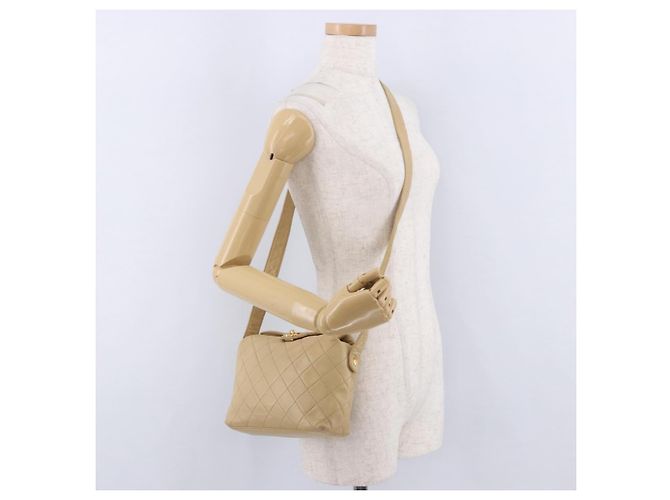 Borsa a tracolla CHANEL Matelasse in pelle d'agnello beige con CC dorato Auth 200437A D'oro - vista 24