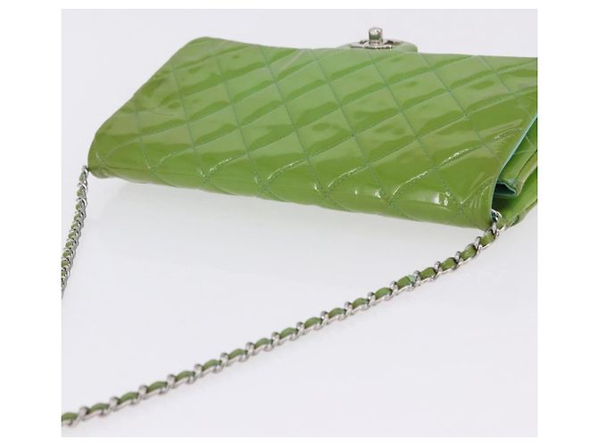 Borsa a tracolla CHANEL Matelasse in vernice verde con CC argento Auth ti3998A - vista 14