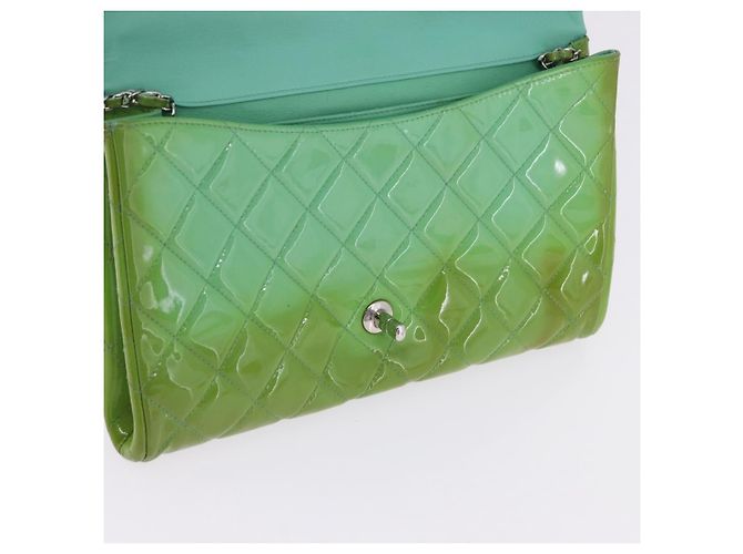 Borsa a tracolla CHANEL Matelasse in vernice verde con CC argento Auth ti3998A - vista 23