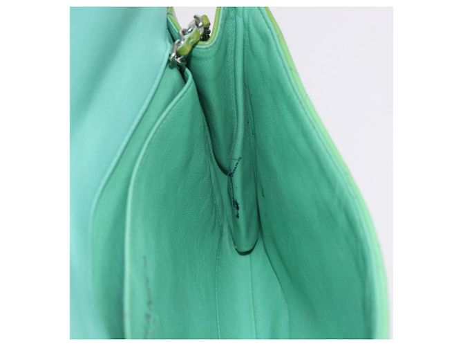 Borsa a tracolla CHANEL Matelasse in vernice verde con CC argento Auth ti3998A - vista 26
