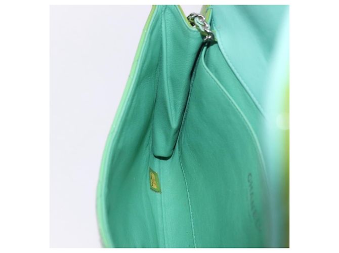 Borsa a tracolla CHANEL Matelasse in vernice verde con CC argento Auth ti3998A - vista 27