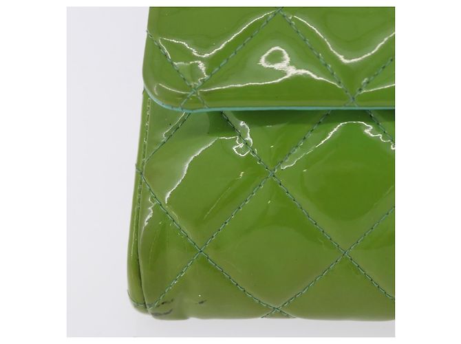 Borsa a tracolla CHANEL Matelasse in vernice verde con CC argento Auth ti3998A - vista 3