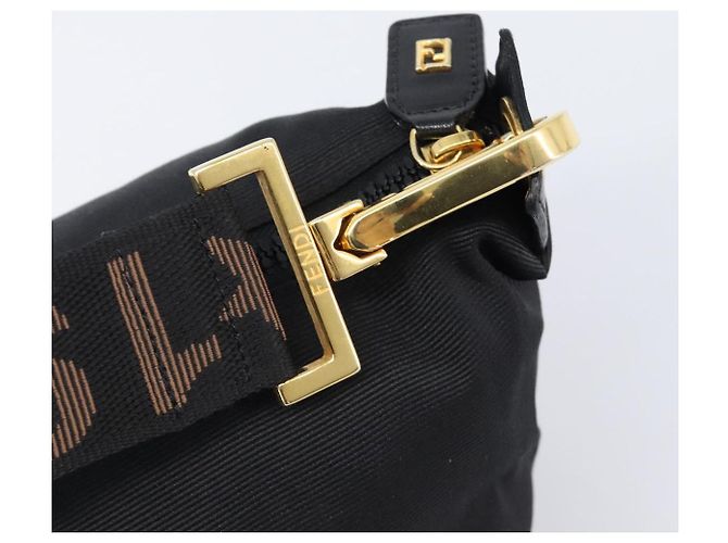 Pouch a mano FENDI Zucca Canvas Nero Marrone Auth 203003 - vista 17