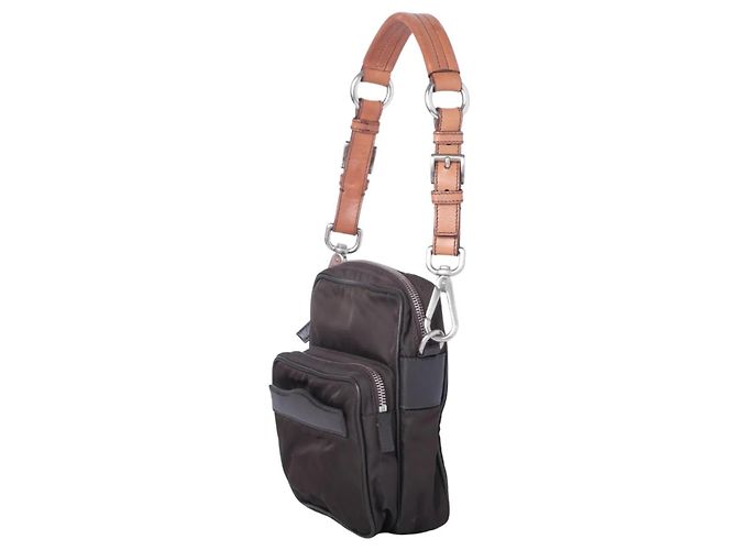 Prada Schultertasche aus schwarzem Nylon mit silberner Hardware - Ansicht 2