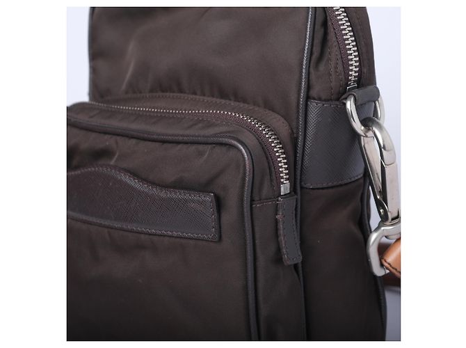 Prada Schultertasche aus schwarzem Nylon mit silberner Hardware - Ansicht 4