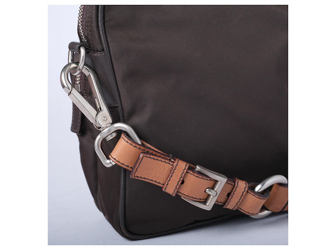 Prada Schultertasche aus schwarzem Nylon mit silberner Hardware - Ansicht 5