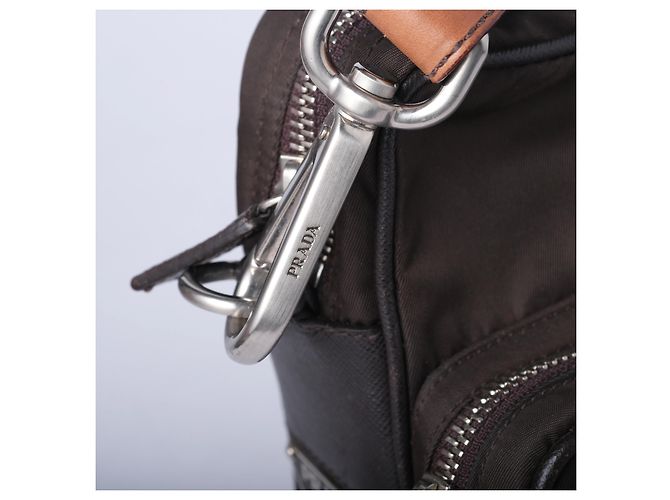 Prada Schultertasche aus schwarzem Nylon mit silberner Hardware - Ansicht 6