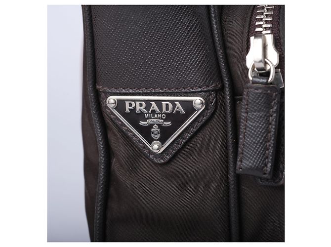 Prada Schultertasche aus schwarzem Nylon mit silberner Hardware - Ansicht 7