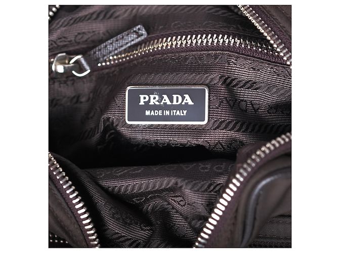 Prada Schultertasche aus schwarzem Nylon mit silberner Hardware - Ansicht 9