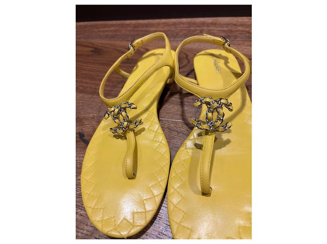 Chanel Sandali Thong in Pelle Matelassé Gialla Logo CC Giallo - vista 10