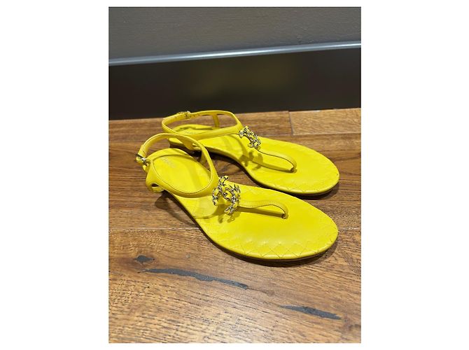 Chanel Sandali Thong in Pelle Matelassé Gialla Logo CC Giallo - vista 2
