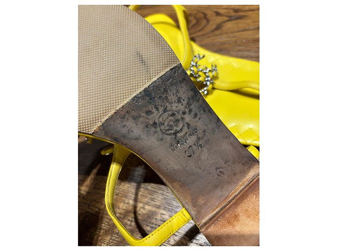 Chanel Sandali Thong in Pelle Matelassé Gialla Logo CC Giallo - vista 3